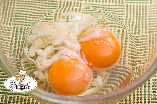 Яйця в тарілці, трохи проварені і з частково зсілим білком