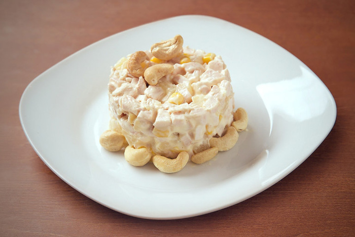 Chicken and pineapple salad with cashew nuts